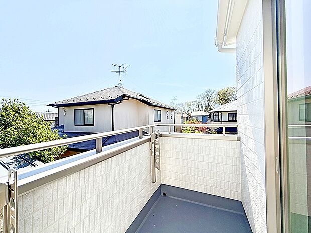 【バルコニー】■ 朝のコーヒーや夜の星空を楽しむ、癒しの場所