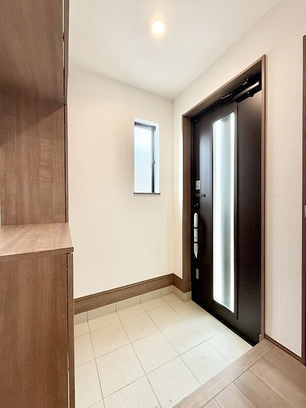 【玄関】■ シンプルで美しく、快適な暮らしの入り口