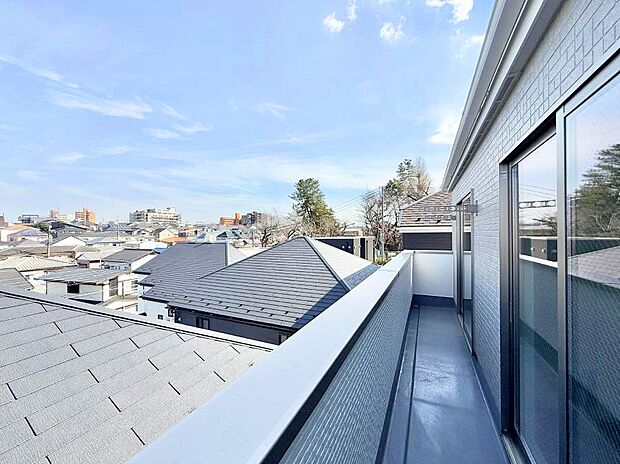 【バルコニー】■ 朝のコーヒーや夜の星空を楽しむ、癒しの場所