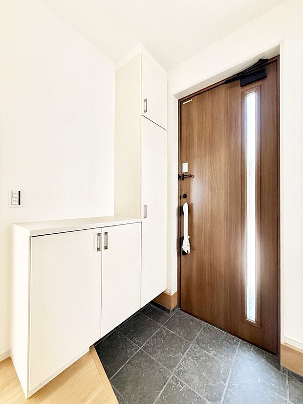 【玄関】■ 家族やゲストをやさしく迎える、心地よい空間