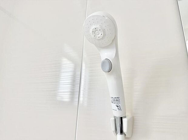 【止水シャワーヘッド】■手元で簡単に止水できるため、水の無駄遣いを減らすことができます。