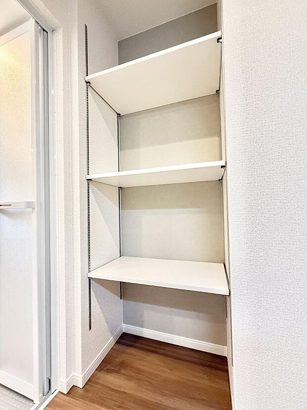 【その他内観】■収納物の大きさに合わせて変えられる可動棚だと便利ですね