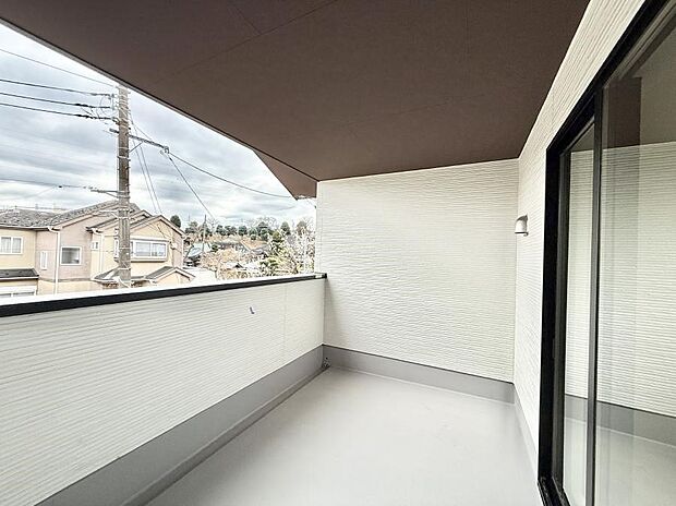 【バルコニー】■ 心地よい風と光を感じる、くつろぎのバルコニー