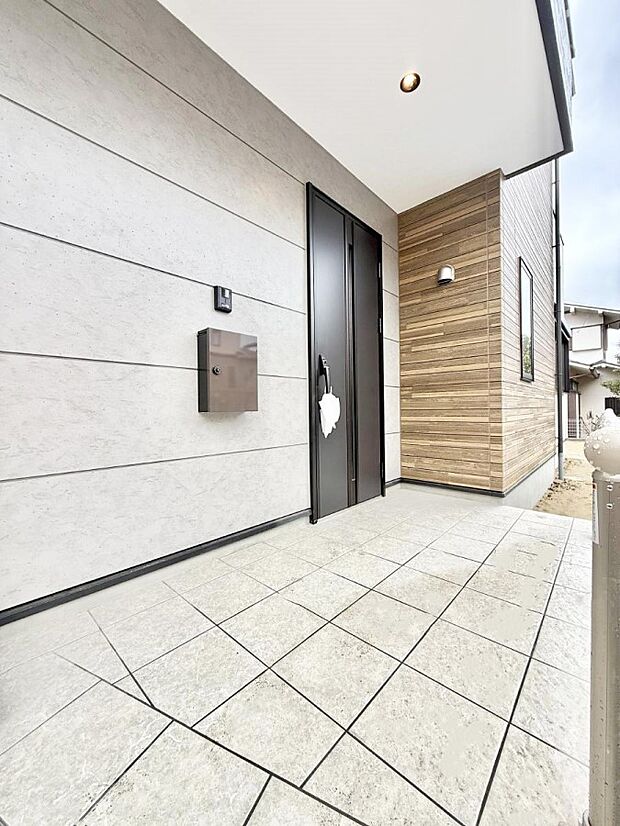 【玄関】■ 心地よい暮らしへとつながる、温かい玄関