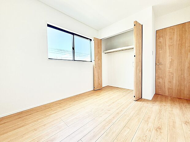 【リビング以外の居室】■落ち着いた色合いのお部屋で穏やかな時間を楽しめます