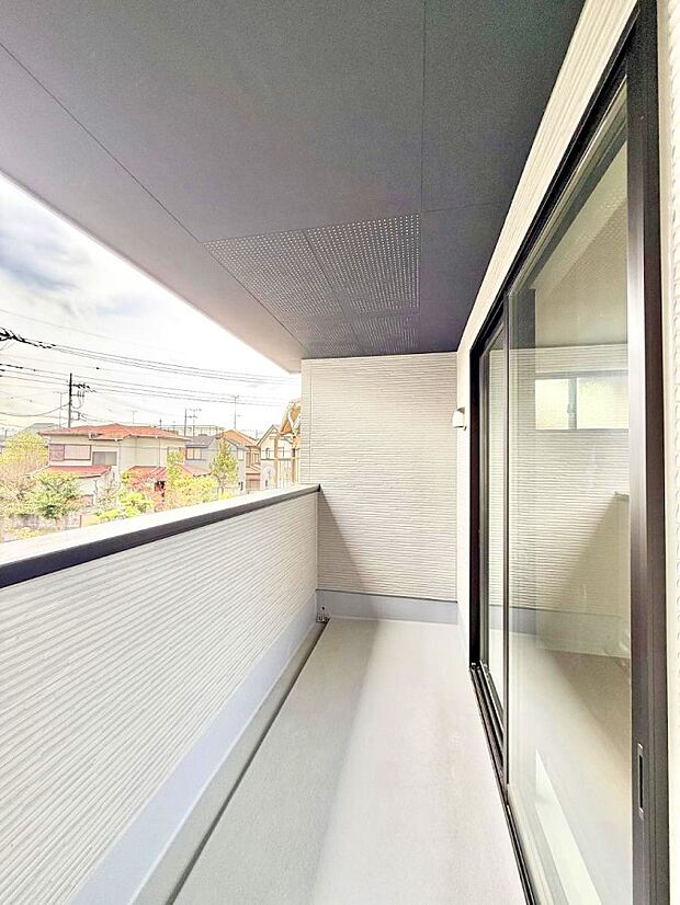 【バルコニー】■ 季節の移ろいを感じられる開放的な空間です