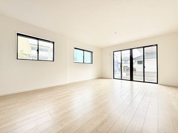 【リビング】■光と風を感じる、リラックスできる空間