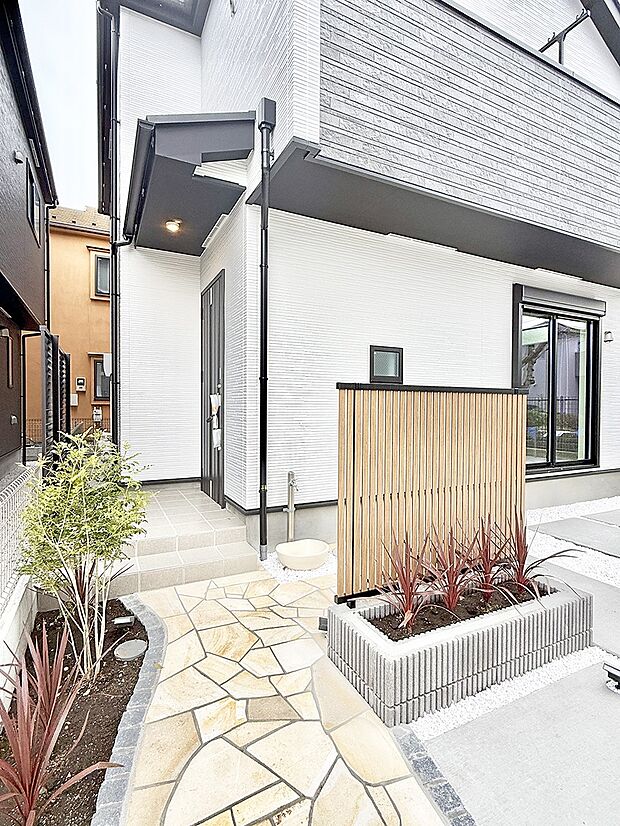 【玄関】■ 帰るたびにホッとする、安心感のある佇まい