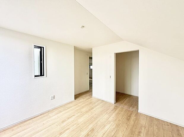 【寝室】1号棟  ■窓の配置や通気性の良い設計で部屋の空気がこもらず、常に新鮮な空気が流れます
