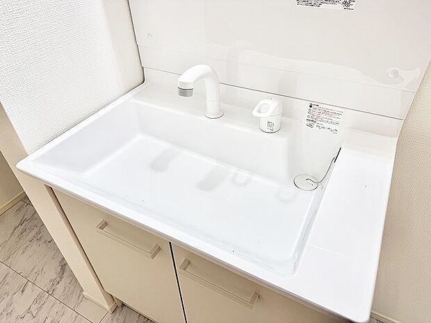 【ハンドシャワー付洗面台】■手洗いや顔を洗う時も快適に使える便利なシャワー