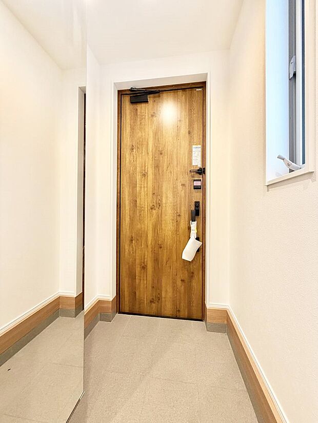 【玄関】2号棟 ■ シンプルで美しく、快適な暮らしの入り口