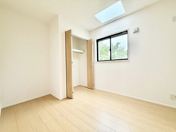 【寝室】1号棟  ■窓の配置や通気性の良い設計で部屋の空気がこもらず、常に新鮮な空気が流れます