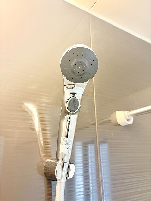 【止水シャワーヘッド】■手元で簡単に止水できるため、水の無駄遣いを減らすことができます。