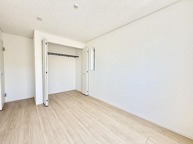 【リビング以外の居室】1号棟  ■清潔感あふれるお部屋で毎日を快適に過ごせます