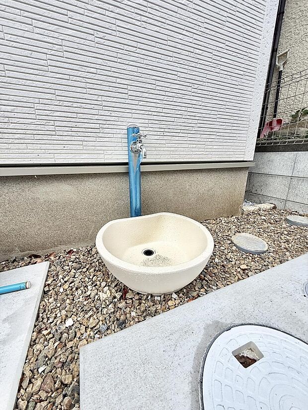 【その他現地】1号棟  ■外水栓付きで庭作業や洗車に便利です