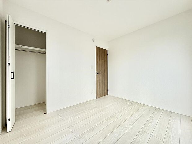 【寝室】1号棟  ■窓の配置や通気性の良い設計で部屋の空気がこもらず、常に新鮮な空気が流れます
