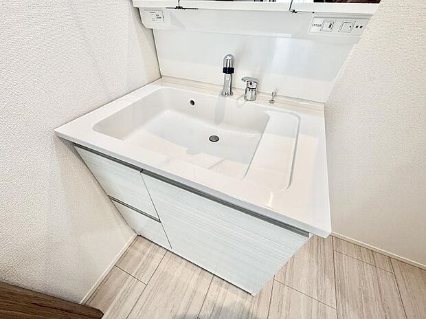 【ハンドシャワー付洗面台】■細かい部分まで洗いやすく便利なハンドシャワー付き