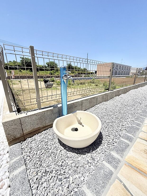 【その他現地】2号棟  ■ガーデニングや洗車などの際に大活躍な屋外立水栓  