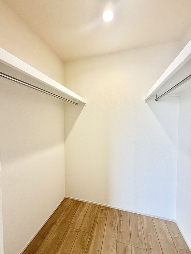 【収納】1号棟  ■季節の洋服も、思い出の小物もすっきり収納できるウォークインクローゼット付  