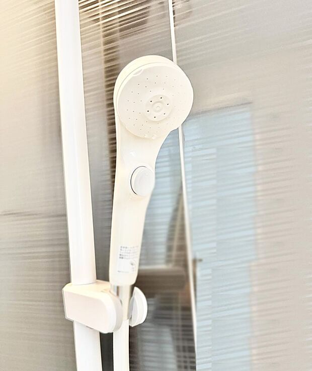 【止水シャワーヘッド】■手元で簡単に止水できるため、水の無駄遣いを減らすことができます。