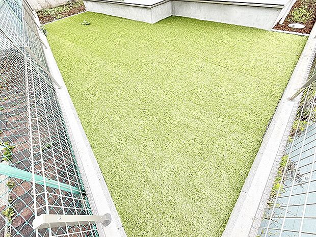 【庭】1号棟  ■敷地内にゆとりある緑のスペースがあり、穏やかな雰囲気です