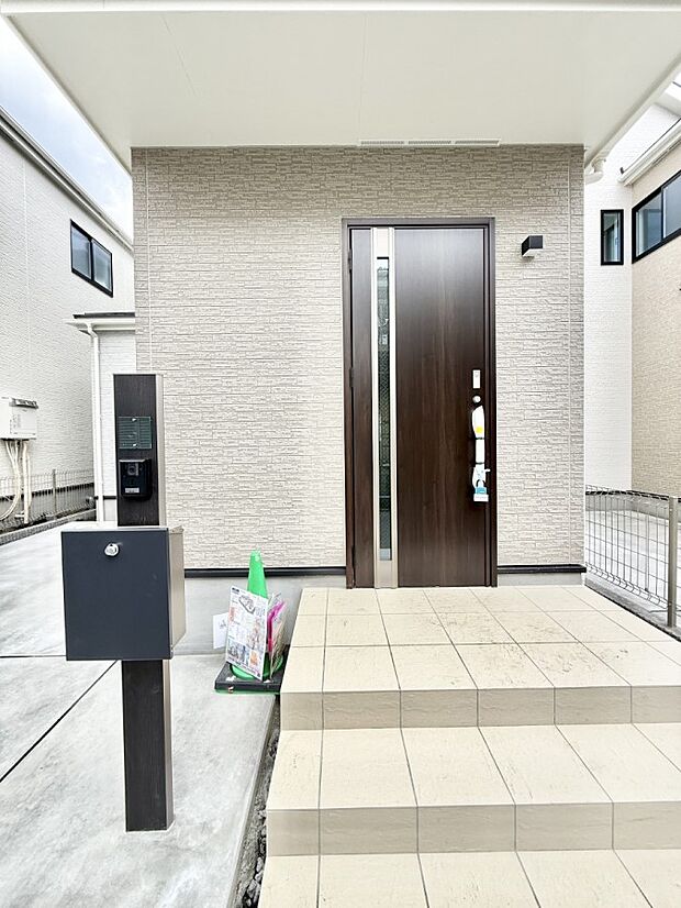 【玄関】B号棟  ■ 心地よい暮らしへとつながる、温かい玄関