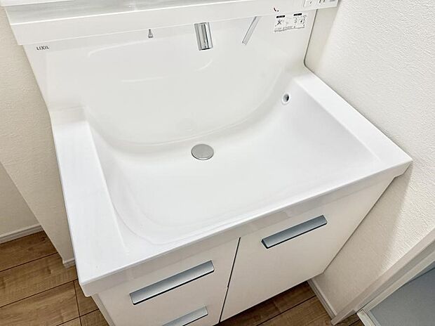 【ハンドシャワー付洗面台】■細かい部分まで洗いやすく便利なハンドシャワー付き