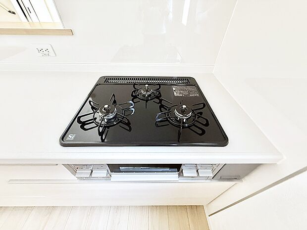 【3口ガスコンロ】■３口コンロのシステムキッチンで料理の手順もスムーズに