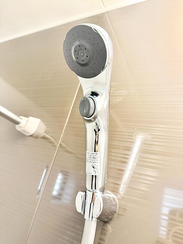 【止水シャワーヘッド】■手元で簡単に止水できるため、水の無駄遣いを減らすことができます。