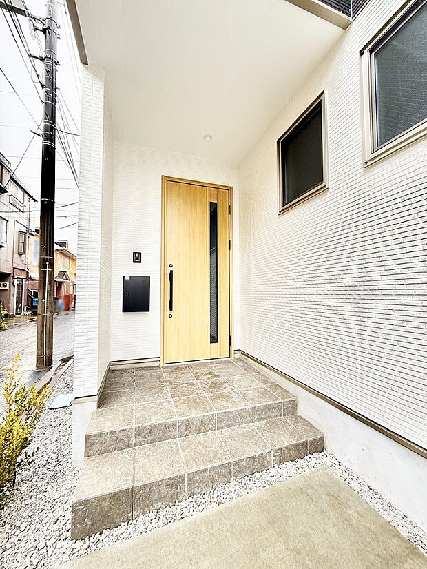 【現地外観写真】■暮らしを彩る充実した設備仕様が備わった住まい