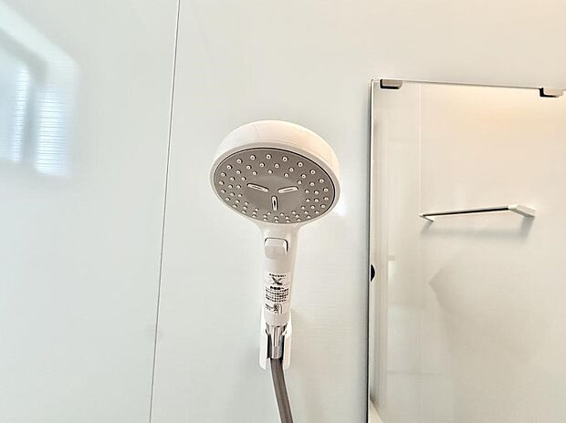 【止水シャワーヘッド】■手元で簡単に止水できるため、水の無駄遣いを減らすことができます。