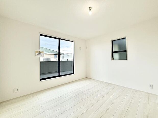 【リビング以外の居室】1号棟  ■落ち着いた色合いのお部屋で穏やかな時間を楽しめます