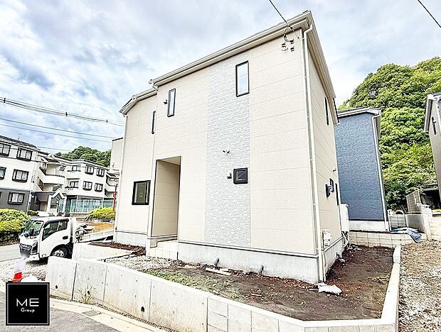 【現地外観写真】1号棟  ■暮らしを彩る充実した設備仕様が備わった住まい