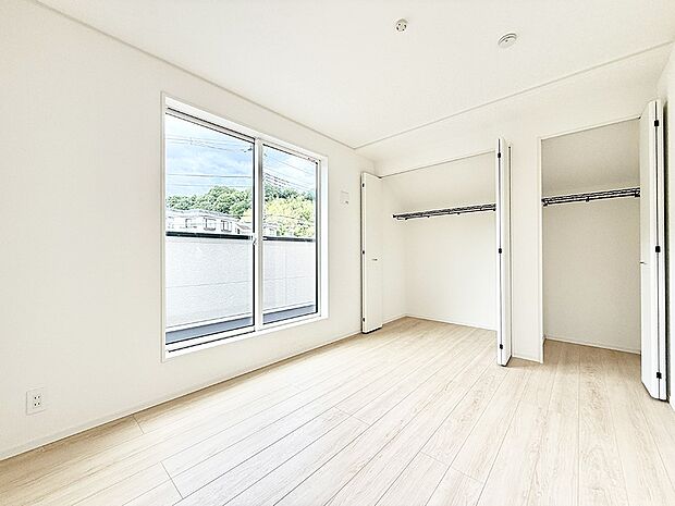 【寝室】1号棟  ■窓の配置や通気性の良い設計で部屋の空気がこもらず、常に新鮮な空気が流れます
