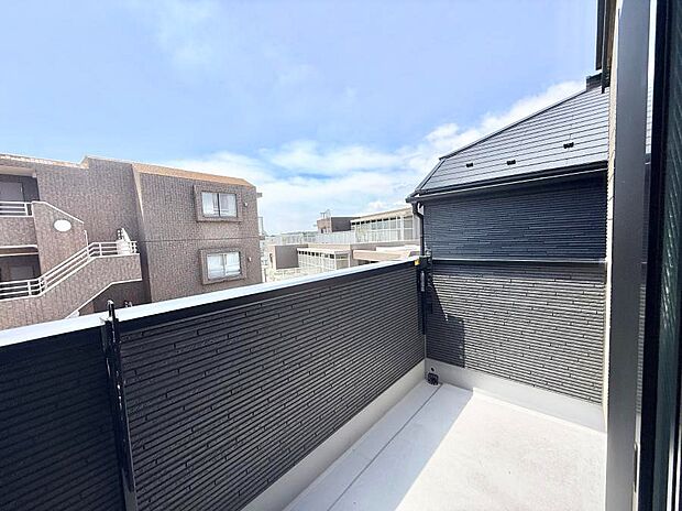 【バルコニー】1号棟  ■ 朝のコーヒーや夜の星空を楽しむ、癒しの場所