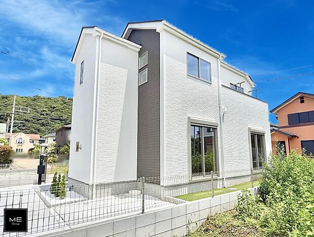 【現地外観写真】2号棟  ■暮らしを彩る充実した設備仕様が備わった住まい