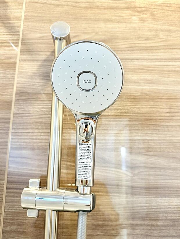 【止水シャワーヘッド】■手元で簡単に止水できるため、水の無駄遣いを減らすことができます。