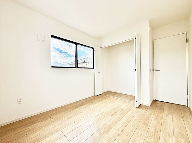 【寝室】3号棟  ■窓の配置や通気性の良い設計で部屋の空気がこもらず、常に新鮮な空気が流れます