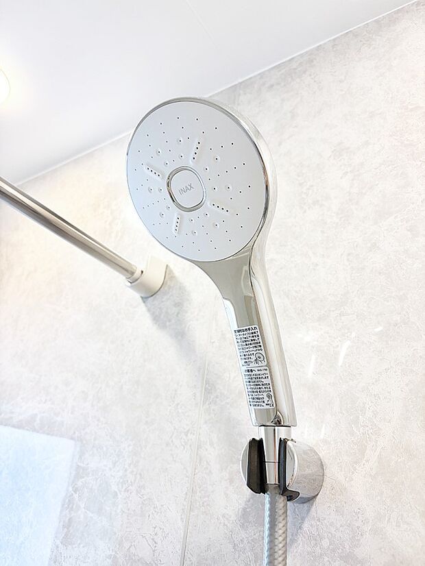 【止水シャワーヘッド】■手元で簡単に止水できるため、水の無駄遣いを減らすことができます。
