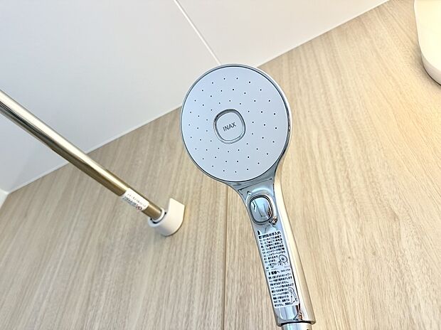 【止水シャワーヘッド】■手元で簡単に止水できるため、水の無駄遣いを減らすことができます。