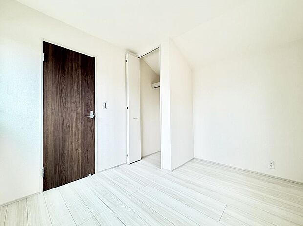 【リビング以外の居室】1号棟  ■落ち着いた色合いのお部屋で穏やかな時間を楽しめます