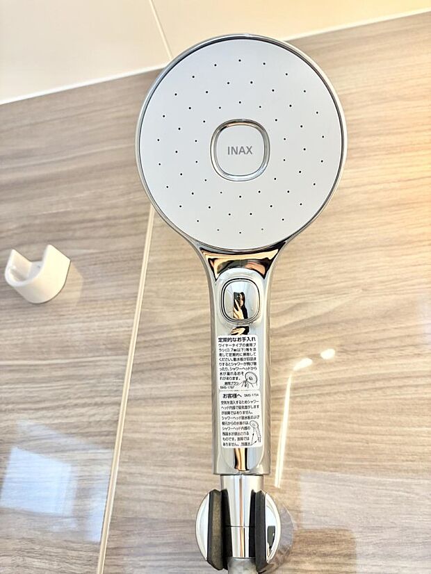 【止水シャワーヘッド】■手元で簡単に止水できるため、水の無駄遣いを減らすことができます。