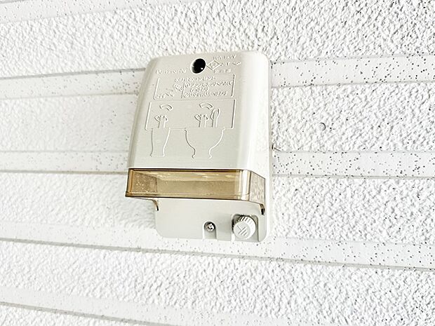 【屋外コンセント】■屋外に電源コンセントがあれば、高圧洗浄機で窓や外壁を掃除するなど便利です。