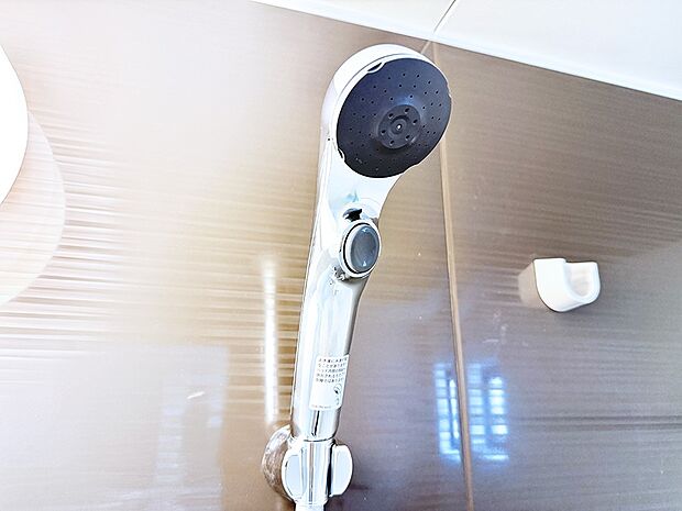 【止水シャワーヘッド】■手元で簡単に止水できるため、水の無駄遣いを減らすことができます。