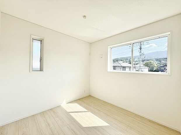 【リビング以外の居室】2号棟 ■落ち着いた色合いのお部屋で穏やかな時間を楽しめます