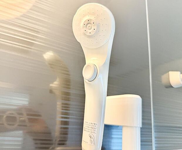 【止水シャワーヘッド】■手元で簡単に止水できるため、水の無駄遣いを減らすことができます。