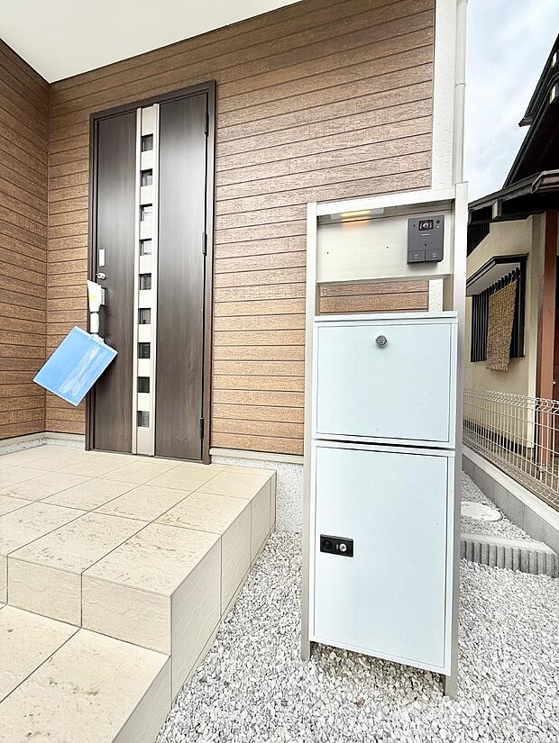 【玄関】1号棟 ■ 帰るたびにホッとする、安心感のある佇まい