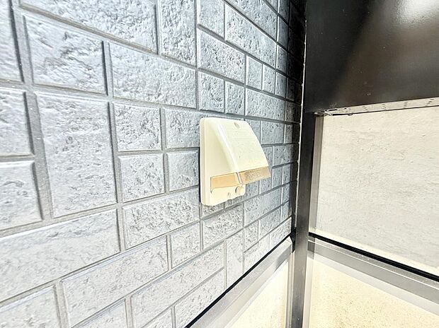 【屋外コンセント】■屋外に電源コンセントがあれば、高圧洗浄機で窓や外壁を掃除するなど便利です。