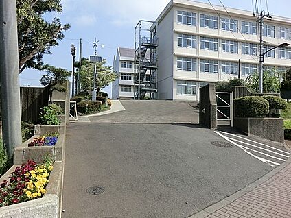 綾瀬市立城山中学校 400m(5分)