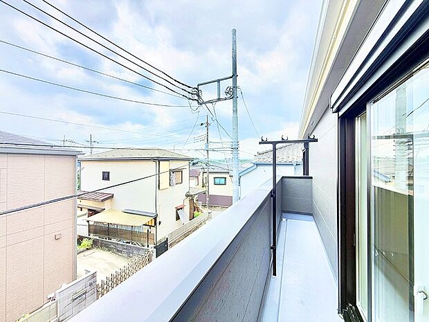 【バルコニー】■ 季節の移ろいを感じられる開放的な空間です
